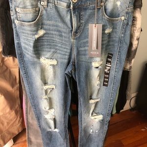 BOMBSHELL SKINNY JEAN PREMIUM STRETCH MEDIUM WASH